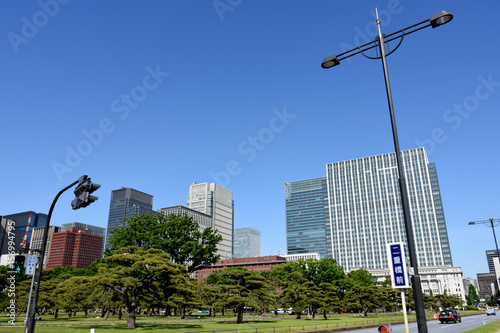 日本の東京都市景観（青空と二重橋前から望むビル群）丸の内方面