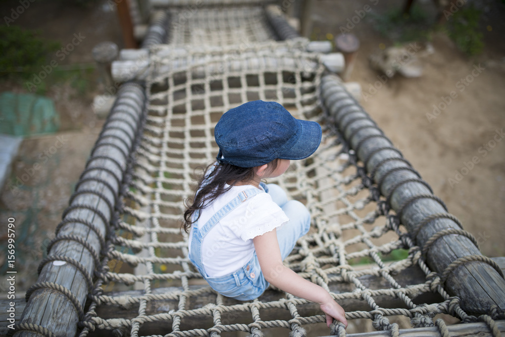 公園で遊ぶ女の子 公園で遊ぶ女の子