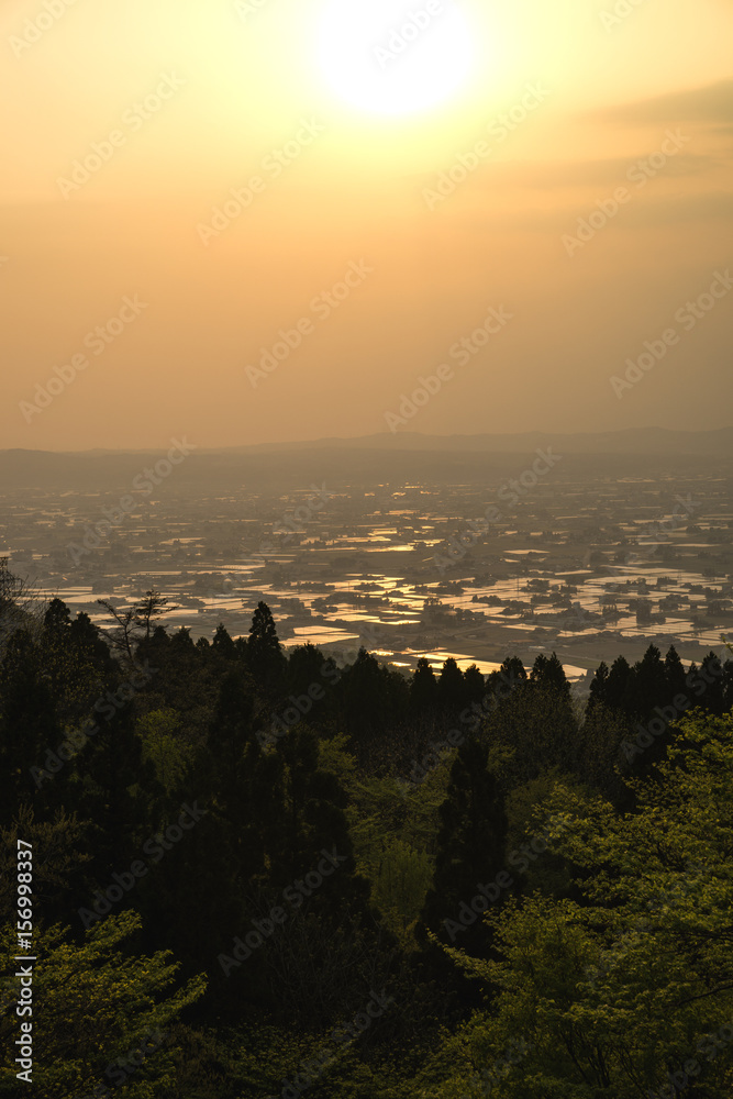Fototapeta premium 砺波 散居村展望広場からの夕景