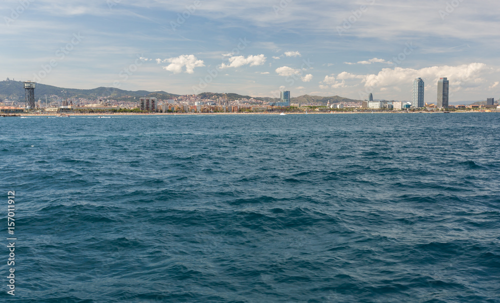 Skyline de Barcelone, front de mer, vu depuis le large en bateau