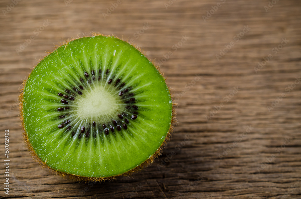 Fotografie fresh kiwi on wooden table