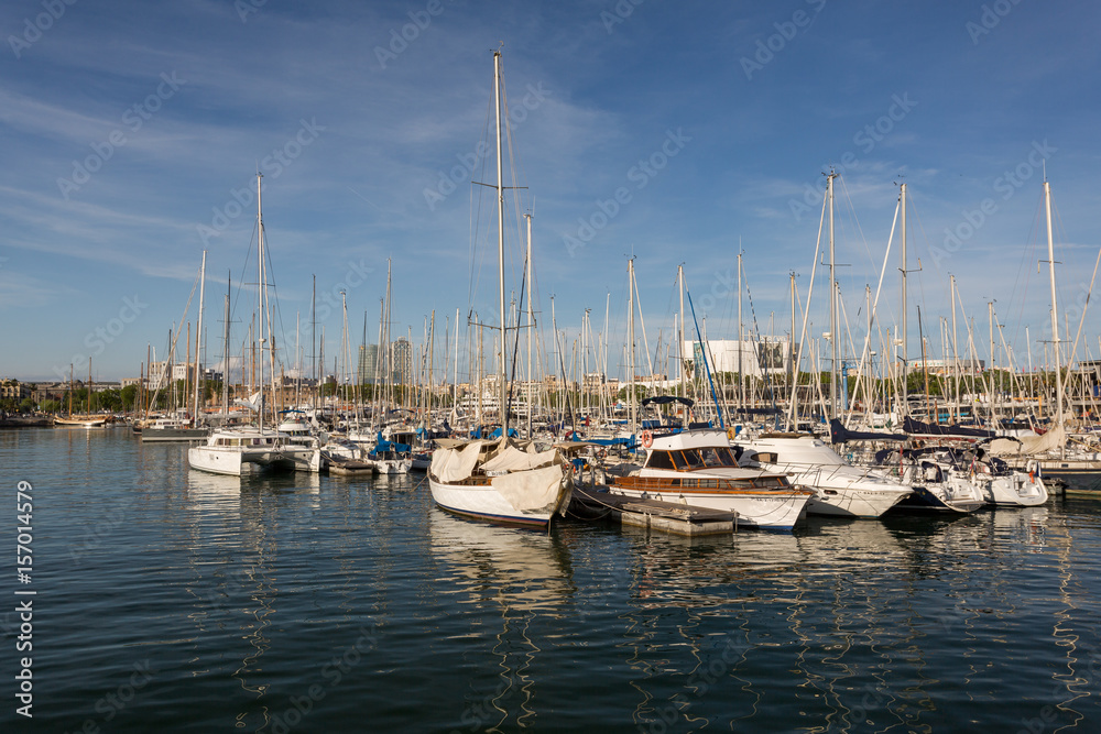Bateaux et voiliers de plaisance dans la marina de Barcelone