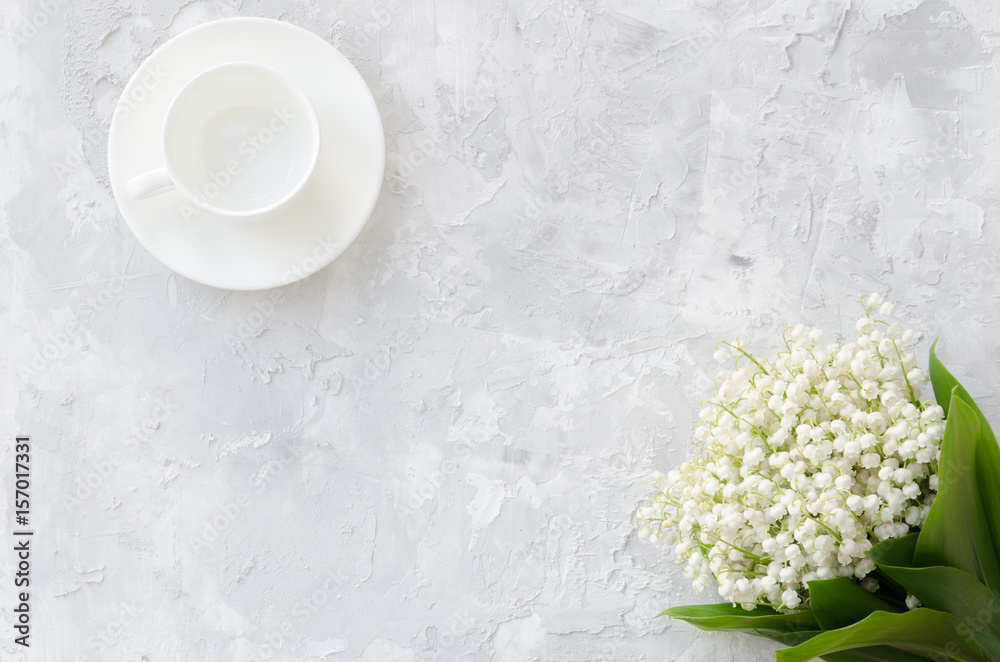 Ταπετσαρία Lily of the valley bouquet and empty cup for coffee on a concrete texture