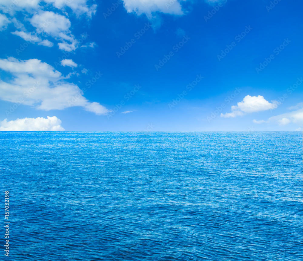 Obraz premium Blue sea and sun on sky