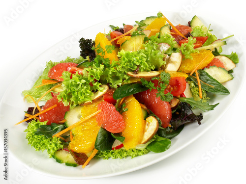 Gemischter Salat mit Fruchtfilets