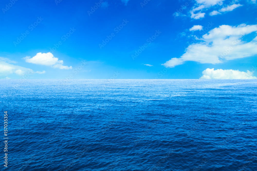 Fototapeta premium Blue sea and sun on sky