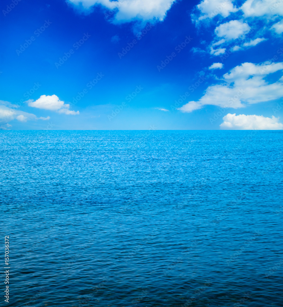 Obraz premium Blue sea and sun on sky