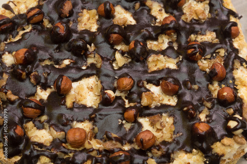 Cake with hazelnuts and chocolate - texture