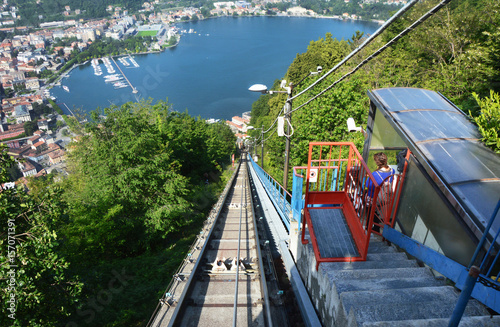 Foto Amazing view of funicular railway stop on Lake Como climbing to Brunate with tou