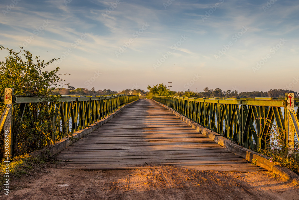 Fototapeta premium Puente hacia el bello atardecer 