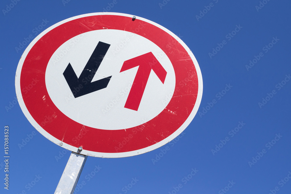 Deutsches Verkehrszeichen: Vorrang des Gegenverkehrs Deutsches Verkehrszeichen: Vorrang des Gegenverkehrs