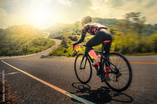 Fototapeta samoprzylepna Kobiety na rowerze górskim szosowym rano