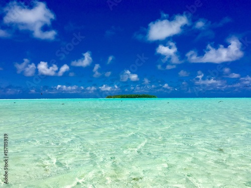 Fototapeta Naklejka Na Ścianę i Meble -  Beautiful turquoise lagoon and white sanded beaches of Marlon Brando's atoll Tetiaroa, Tahiti, French Polynesia