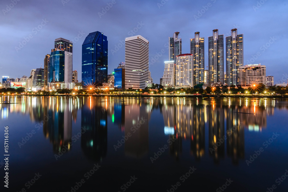 Naklejka premium Wysoki budynek w środku nocy w parku Bencha Siri.