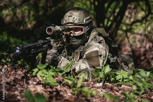 Bilde på lerret Photo of soldier in ambush