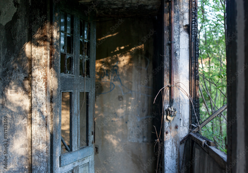 Verfallene Ruine, alte Holztür