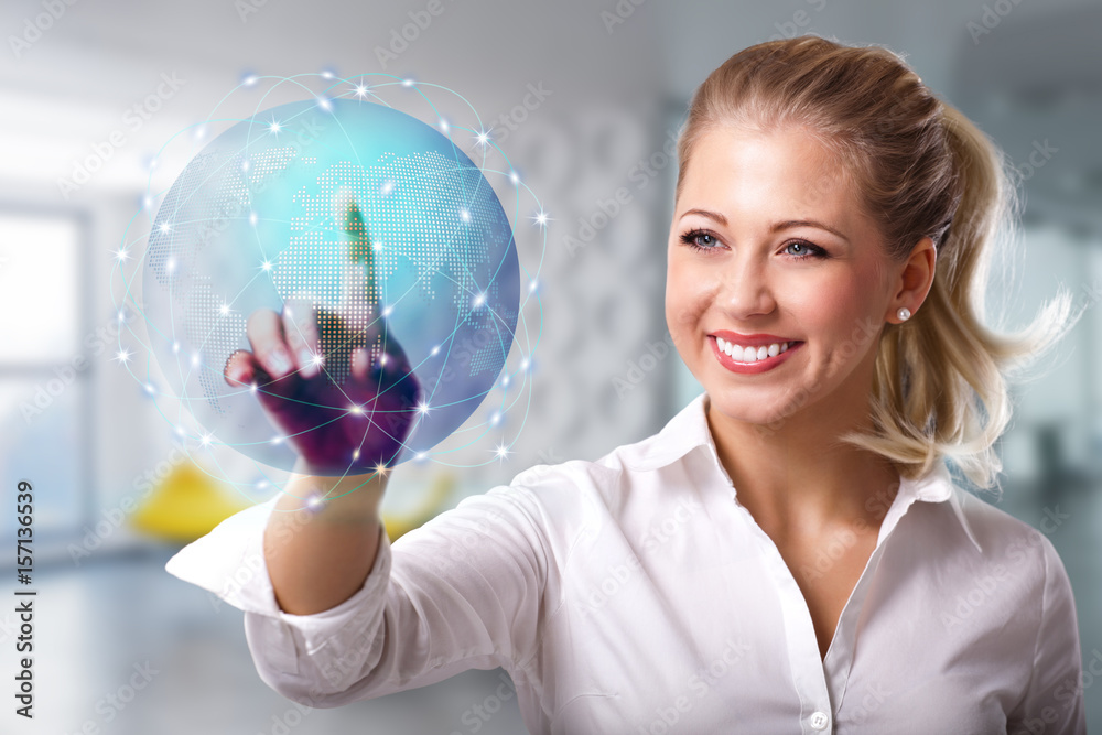 junge Frau mit holografischem Globus vor modernem Büro junge Frau mit holografischem Globus vor modernem Büro