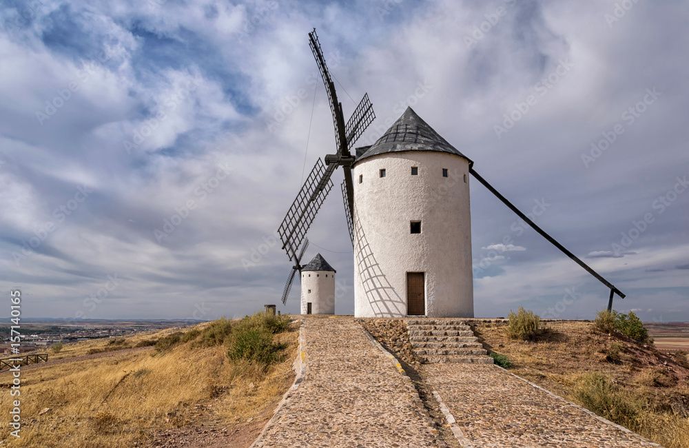 Molinos de viento manchegos. Gigantes de Don Quijote. Alcázar de San Juan. Ciudad Real. España. Molinos de viento manchegos. Gigantes de Don Quijote. Alcázar de San Juan. Ciudad Real. España.