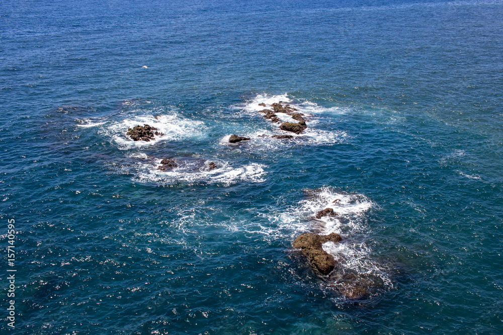 Naklejka premium Felsen im Meer, Ansicht mit leichter Brandung