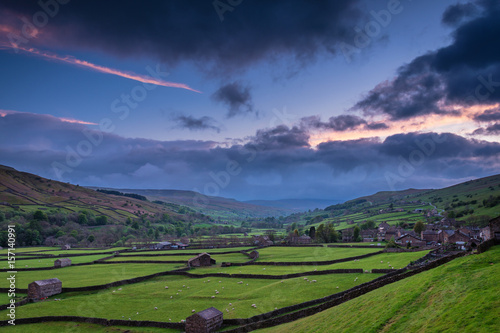Fotografie Gunnerside at Dusk / Swaledale in Yorkshire Dales National Park winds into the northern Pennines