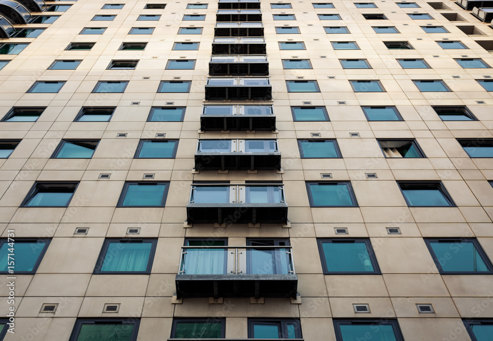 Fenster eines Hochhaus von unten Fenster eines Hochhaus von unten
