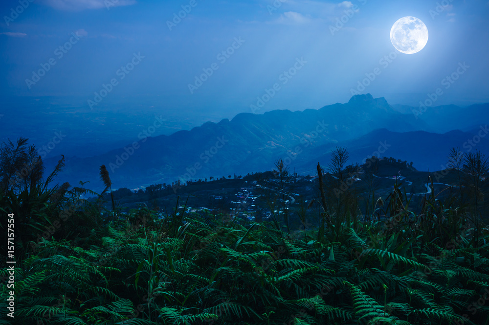 Obraz premium Night sky with cloudy and sunbeam, foggy is swingin above mountain peak.