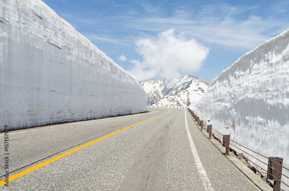 Obraz premium Empty road and snow wall at japan alps tateyama kurobe alpine route