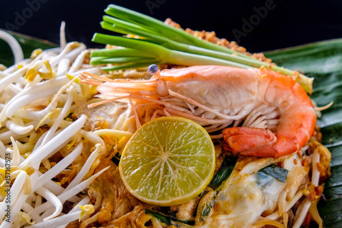 Thai noodle shrimp. Thailand's delicious national dishes