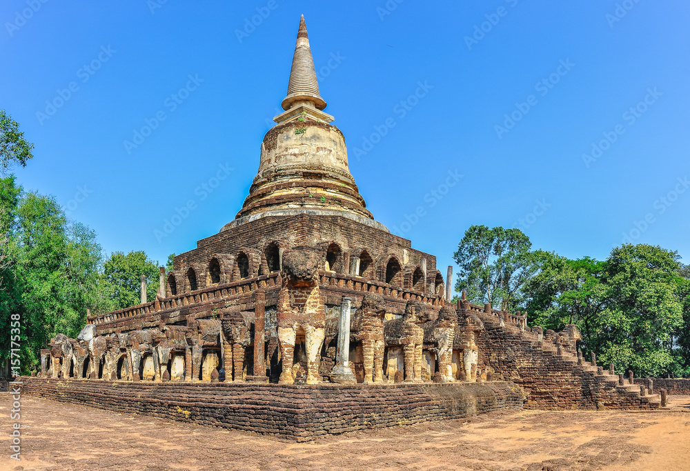 Wat Chang Lom in Si Satchanalai, Thailand