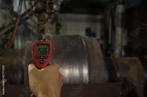 Checking temperature  heat steel during welding