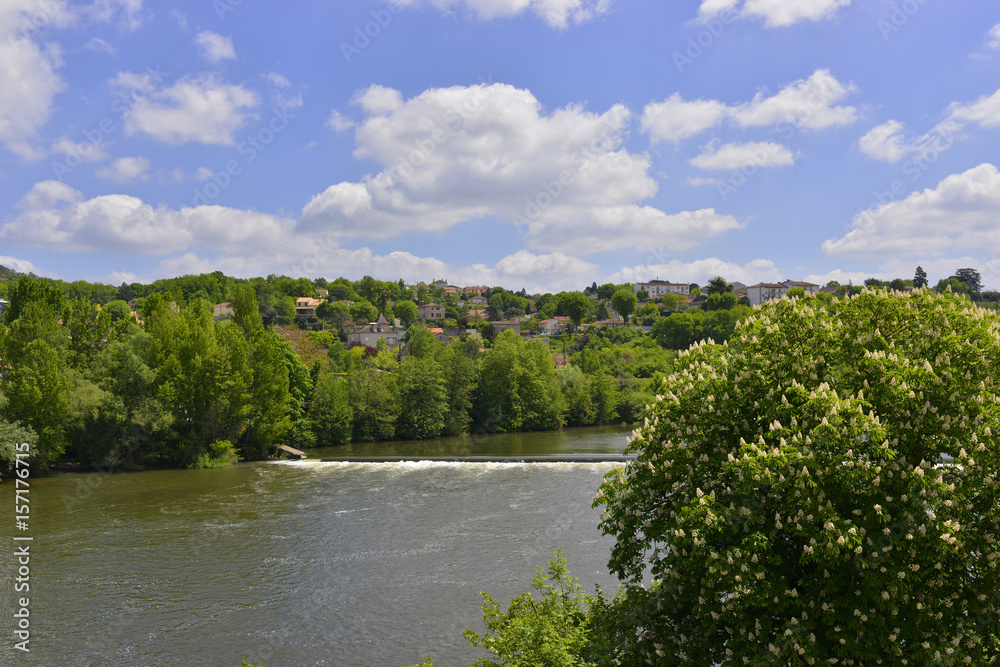 Vue sur Cahors  (46000)au bord du Lot, département du Lot en région Occitanie, France