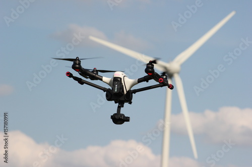 Inspektion einer Windkraftanlage per Drohne - Kopter untersucht Windrad