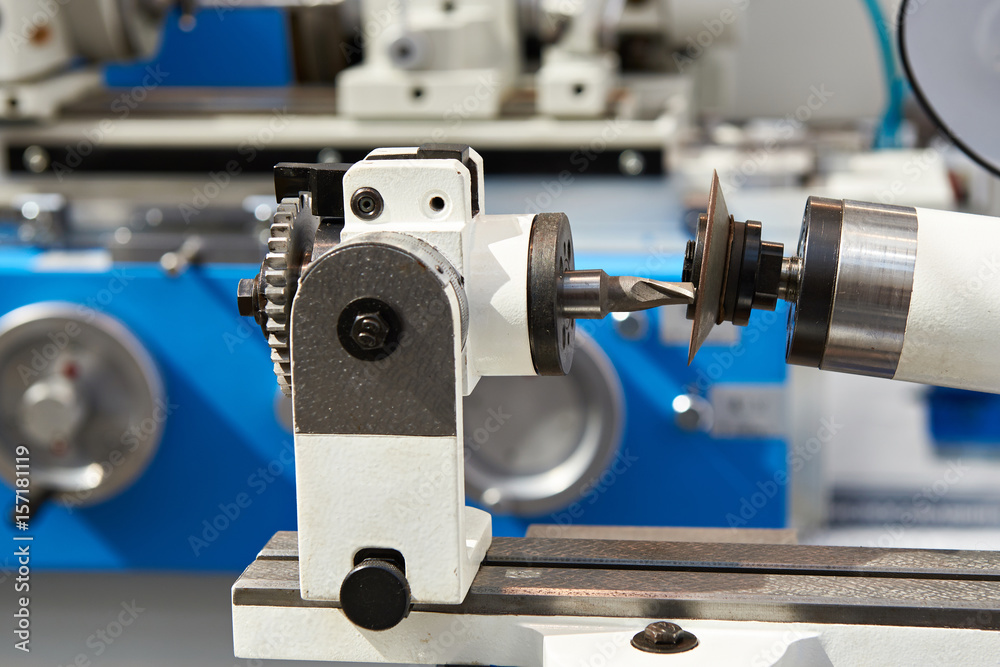 Machine for sharpening milling cutters Machine for sharpening milling cutters