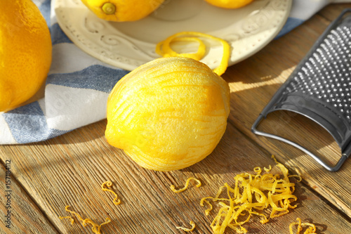 Schilderij op canvas Peeled lemon, zest and grater on wooden table