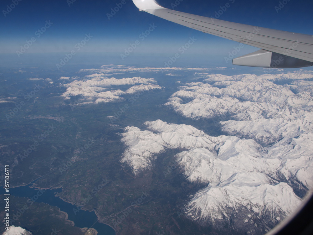 Fototapeta premium Flug über die verschneiten Alpen