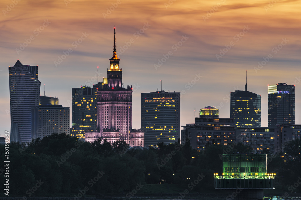 Obraz premium Panoramiczny widok warszawskich drapaczy chmur podczas zachodu słońca