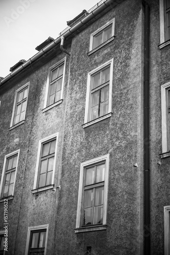 Wohnhaus mit Kastenfenster in Schwarz-weiss © Glaser