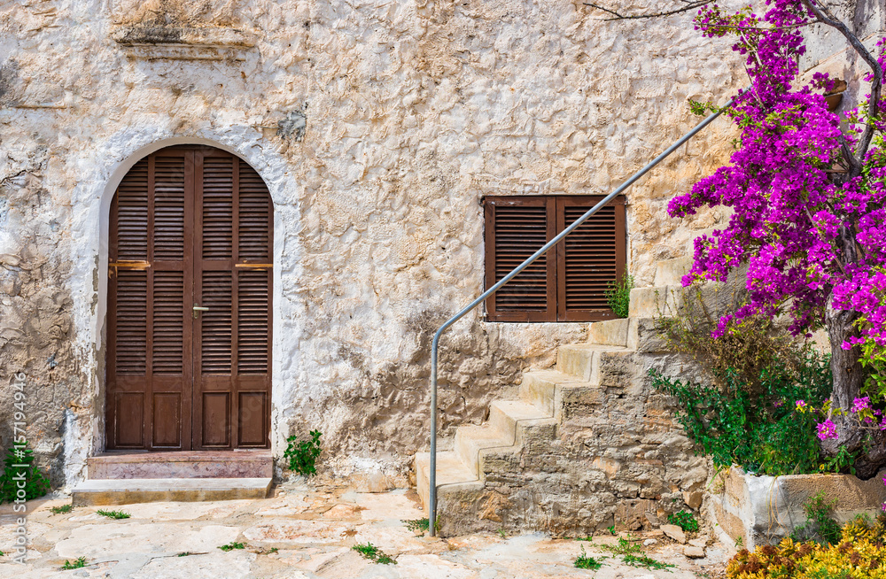 Haus Mediterran Holz Tür Fenster und Treppe mit Bougainvillea