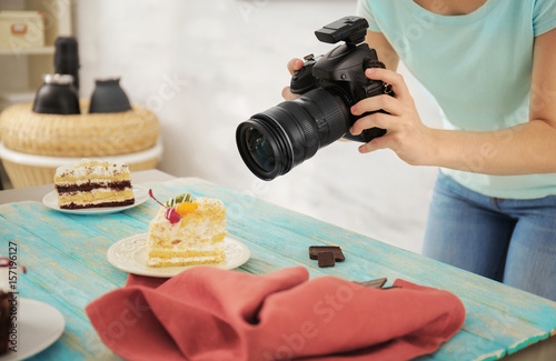 Young woman photographing f...