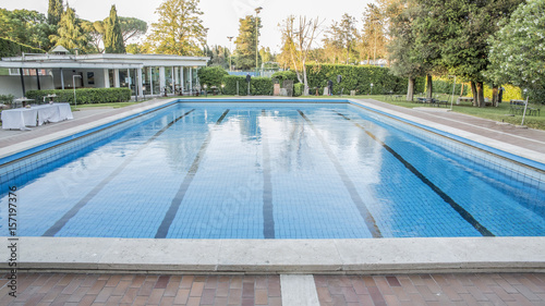 Grande piscina all'aperto di albergo di lusso. Questa è solitamene adibita alla pratica del nuoto o di altre attività e sport acquatici come l' acquagym o hidrobike. photo