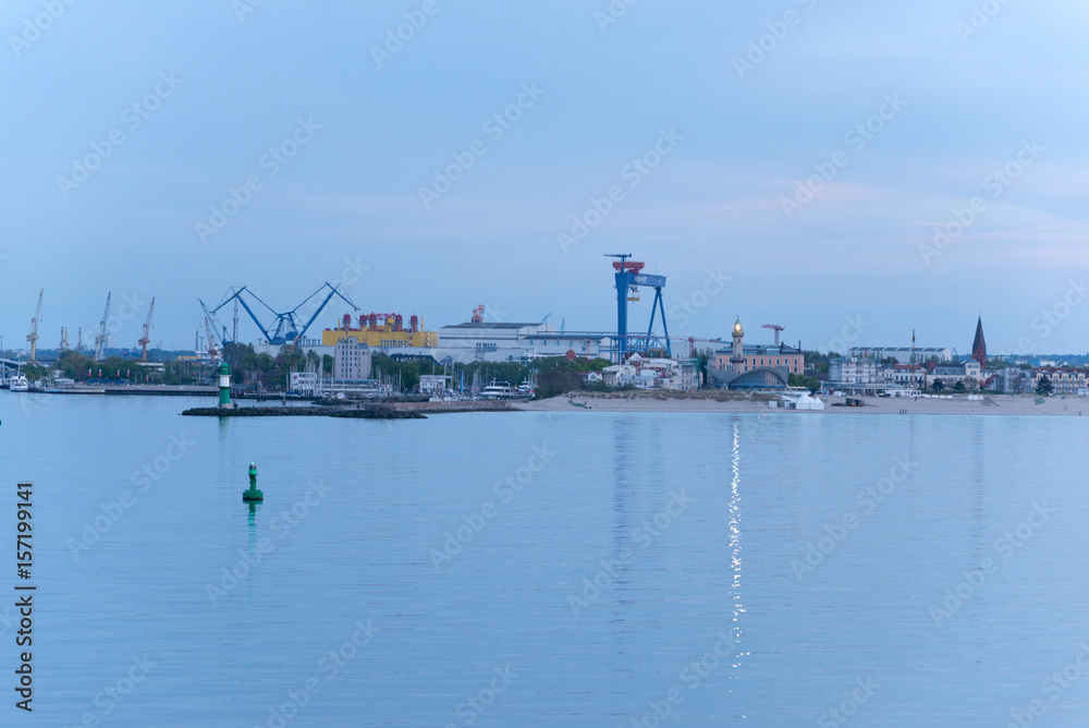 Blick auf die Hafeneinfahrt-Mole Warnemündemit Leuchtturm