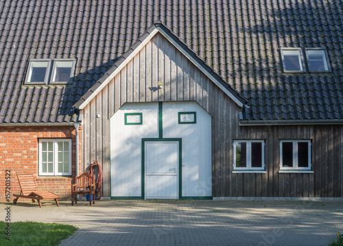 Große weiße Holztür eines Hauses