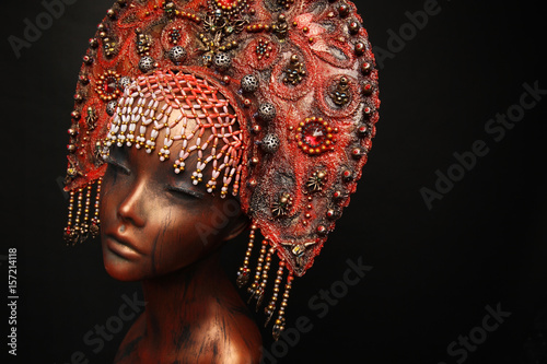 Female Mannequin in bronze crown 