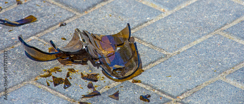 Glasscherben liegen auf Strassenpflaster herum photo