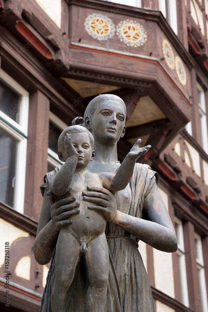 Statue von Sophie von Brabant auf dem Marktplatz von Marburg, Hessen
