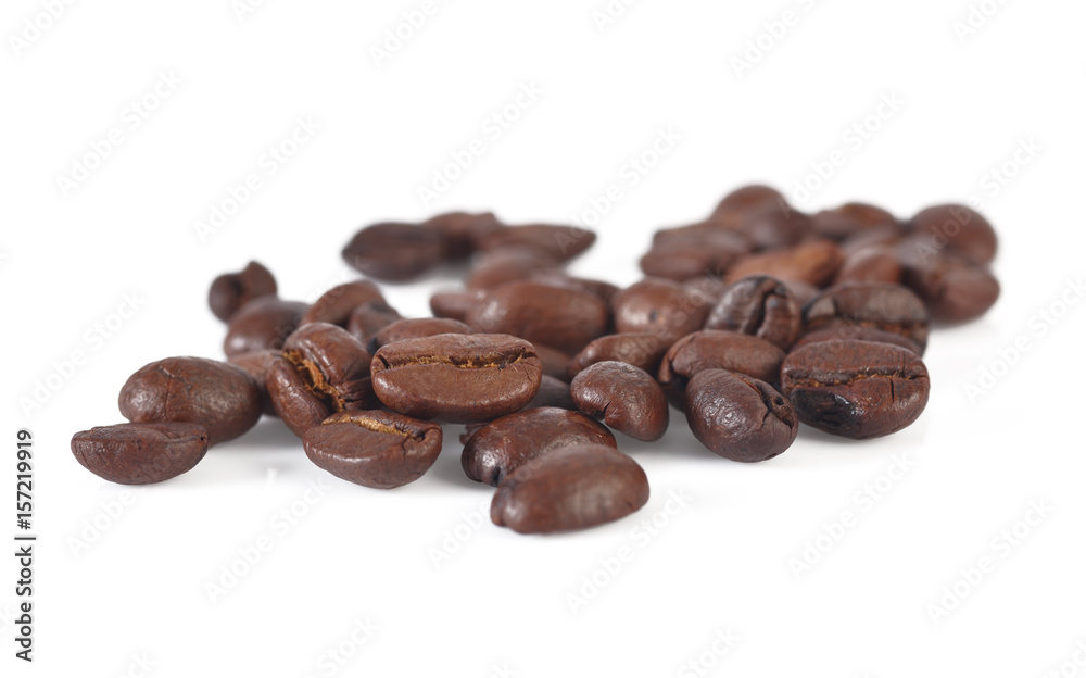 Obraz premium coffee beans isolated on white background.