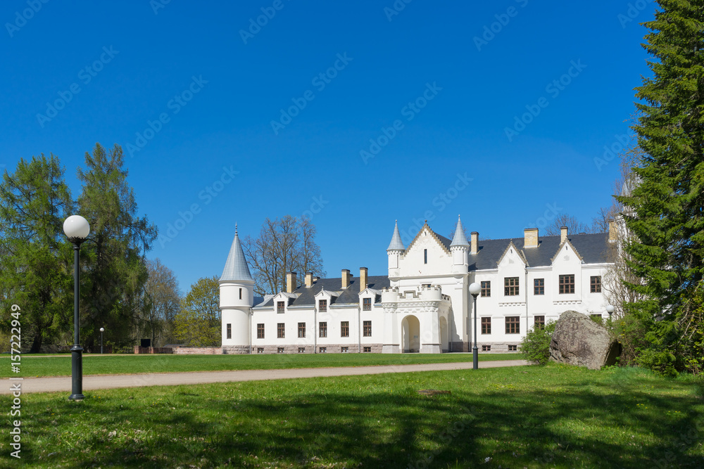 Fototapeta premium Alatskivi castle by sunny springtime