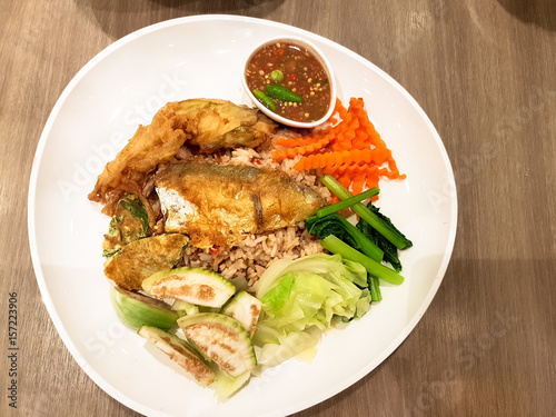 Fried mackarel with shrimp-paste sauce and vegetable