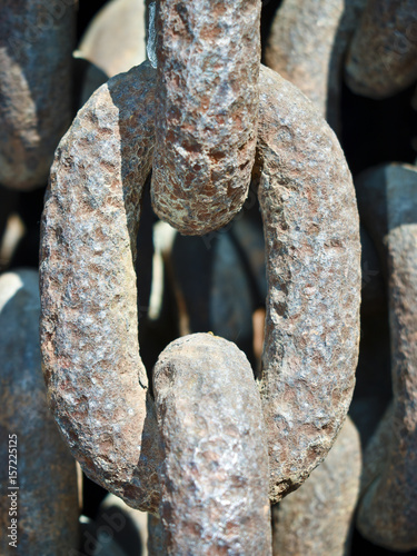 Foto Close up of a rusty iron chain