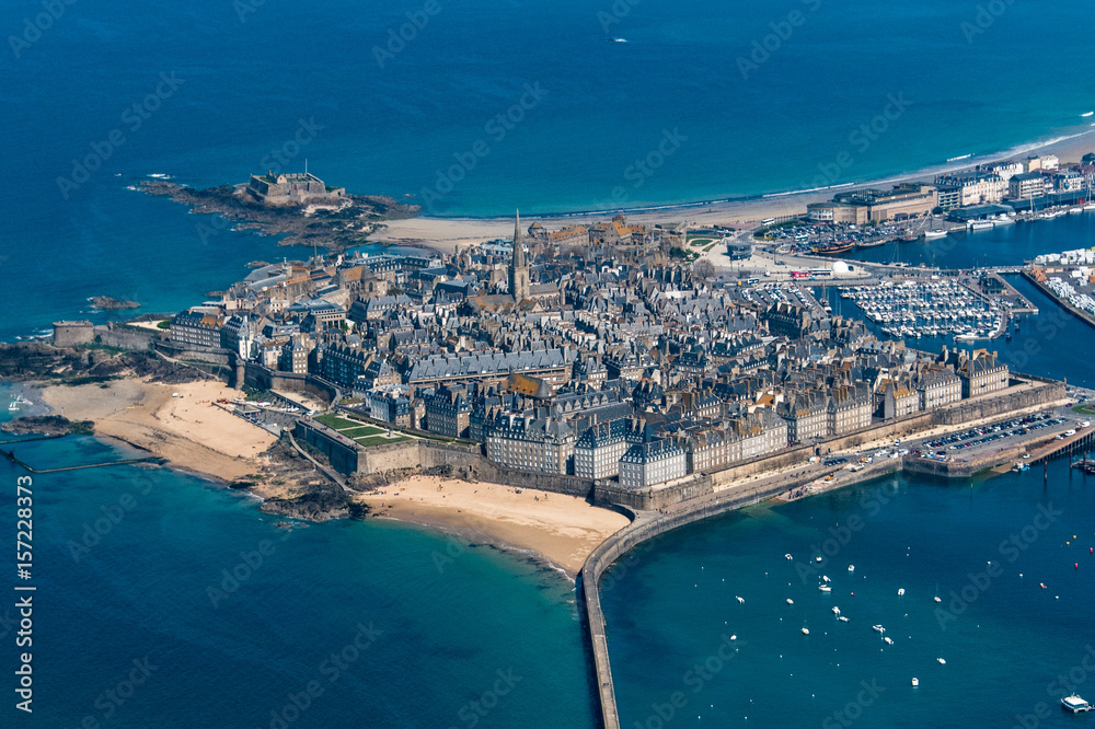 Vue aérienne de Saint Malo en France - obrazy, fototapety, plakaty 